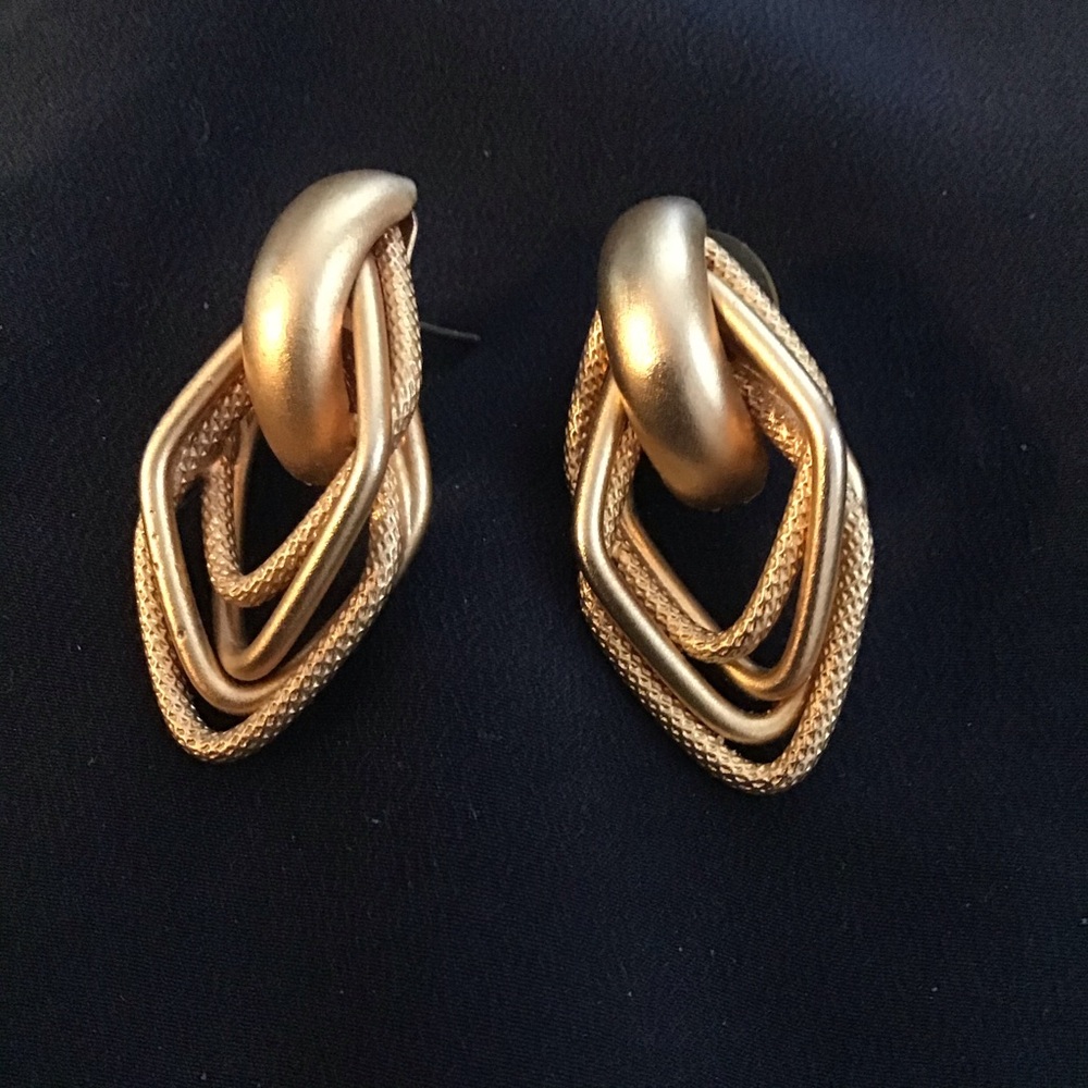 Gold Tone Pierced Earrings Tres Chic